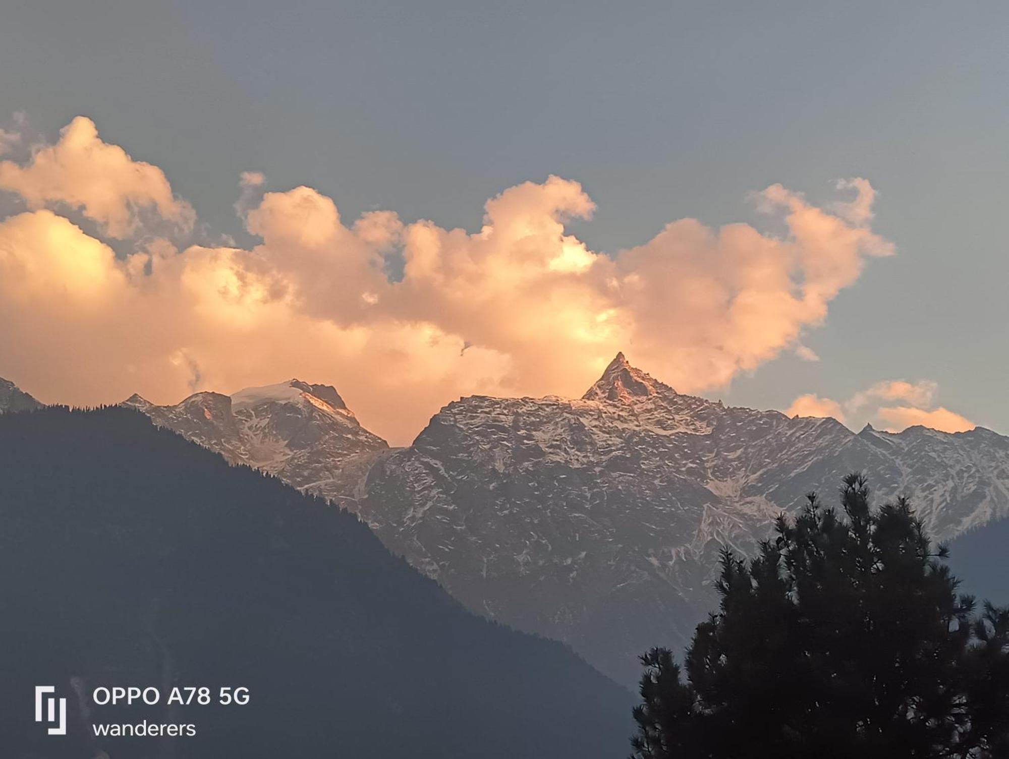 Wanderers Homestay -All Mountain Facing Rooms กัลป์ ภายนอก รูปภาพ